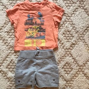 ❤️FREE!! Baby‎ Gap tshirt 12-18 and gray shorts